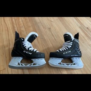 CCM Super Tacks Junior Hockey Skates 
Size 6 (Fits Women’s 8.5)